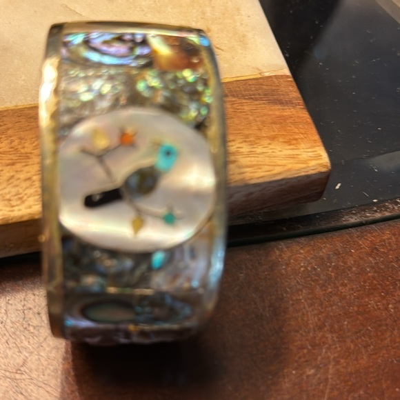 Abalone and silver vintage bird (parrot) cuff bracelet. Made in Arizona. - Picture 8 of 9